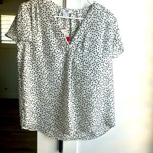 Easy casual blouse, simple to pair for a quick put together outfit. Never worn.